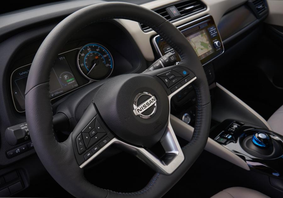 Панель приборов Nissan Leaf 2018 года  (NA) (фото 11 из 104)